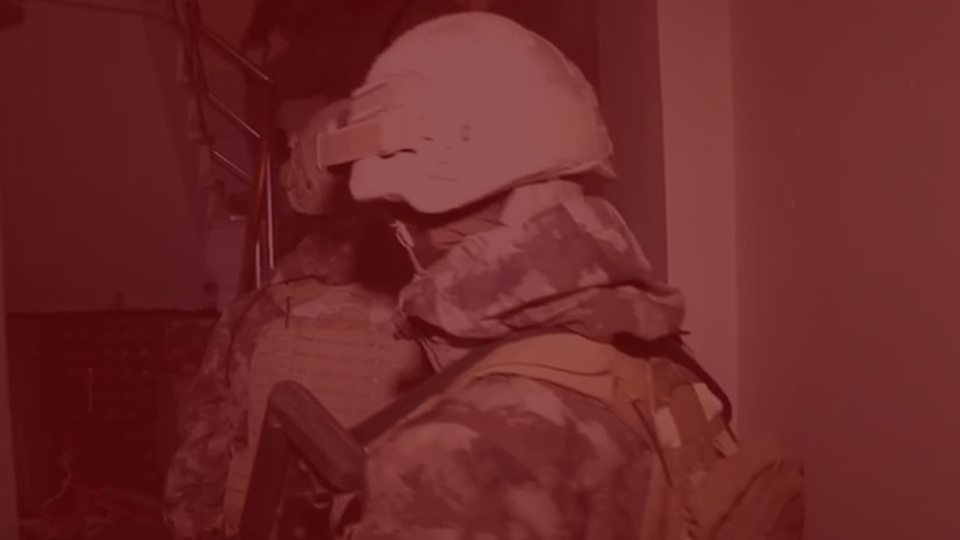 Uyuşturucu ararken saatli bomba buldular!