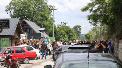 Bungalovun suyu kesilince yolu kapattı, ortalık karıştı