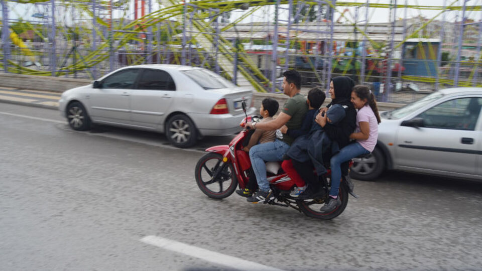 6 kişi bir motosikletle seyahat ettiler!