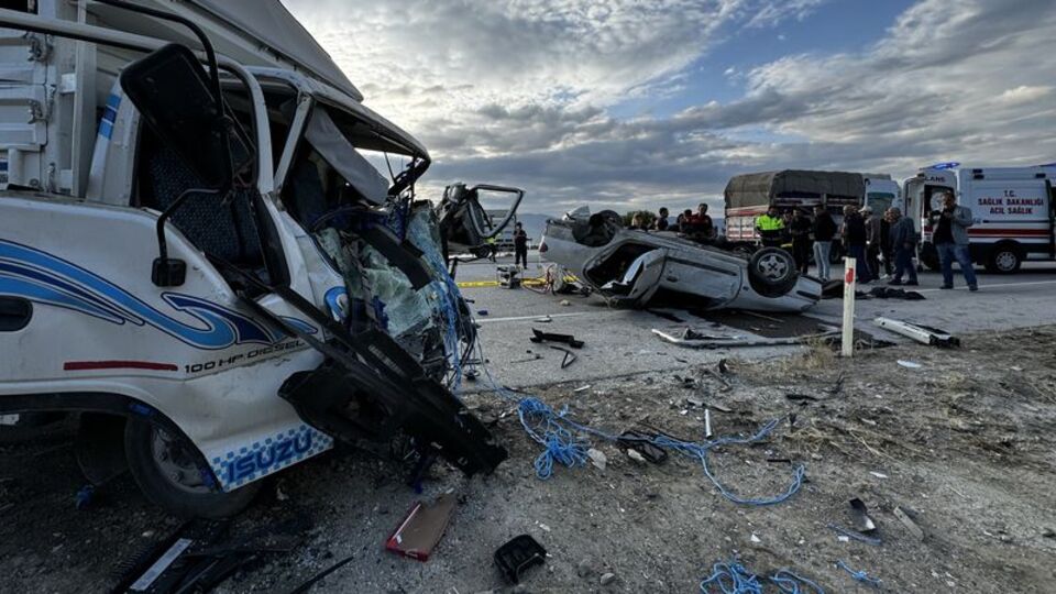 Nişan alışverişi dönüşü kaza: 3 ölü, 2 yaralı