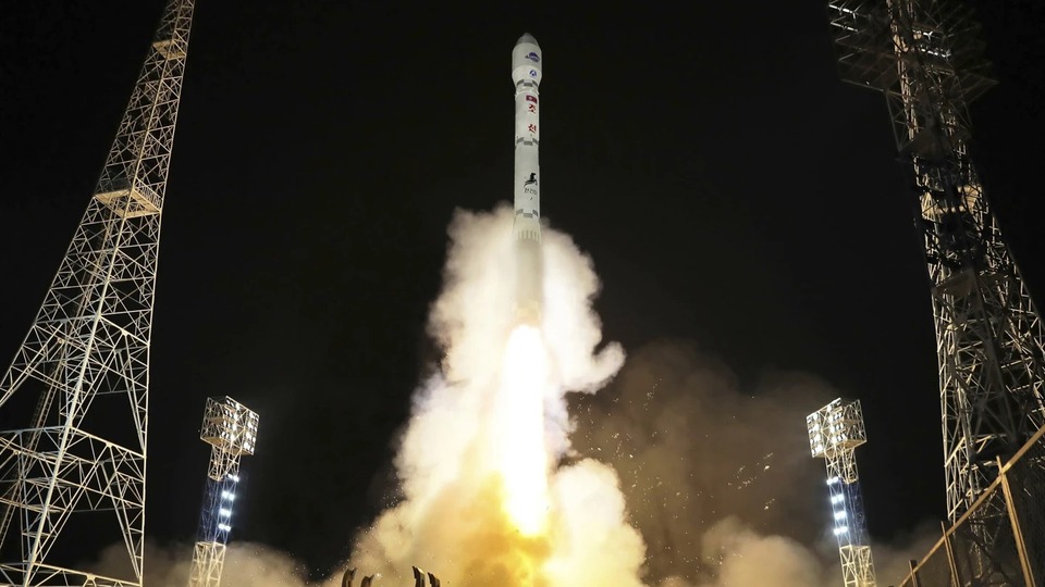 Uydu roketi havada patladı