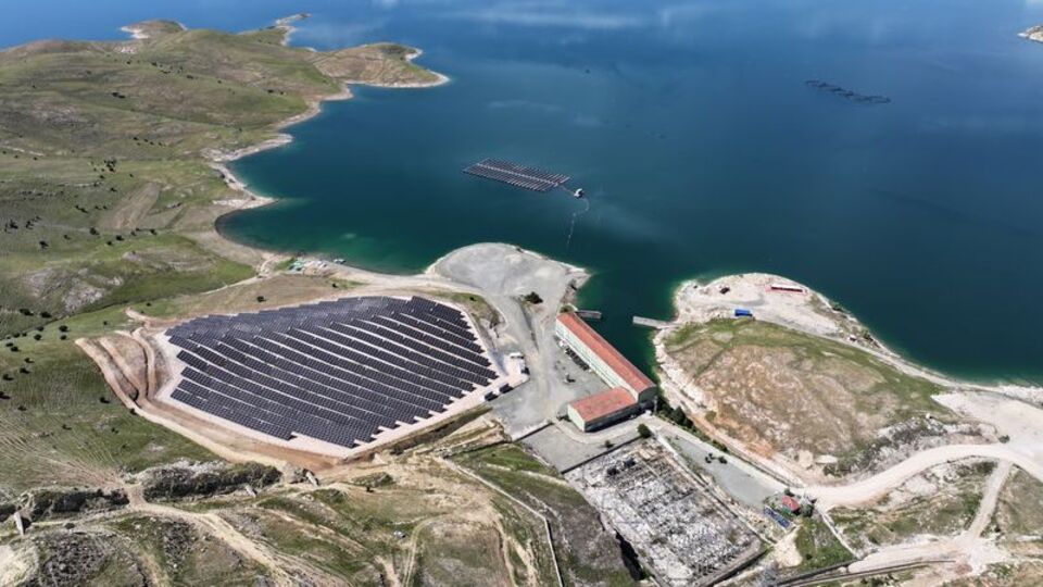 Türkiye'nin ilk yüzer GES'i elektrik üretimine başlıyor