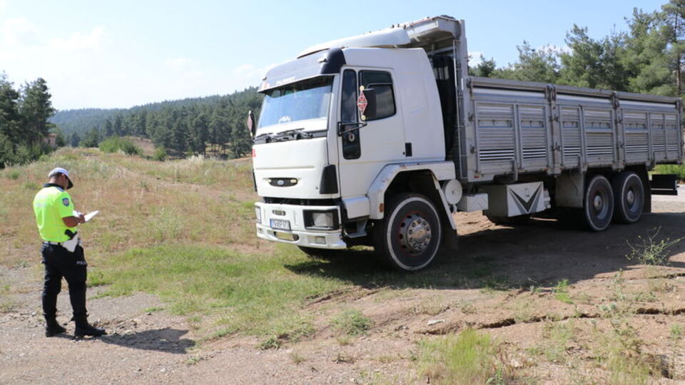 Kamyonunun altında kalan 2 kişi öldü