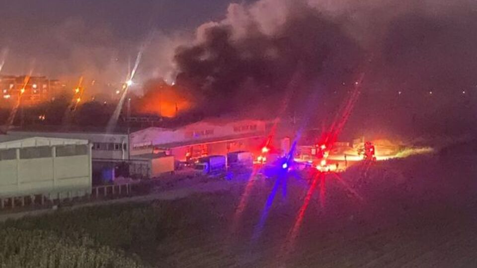 Yedek parça fabrikasında yangın