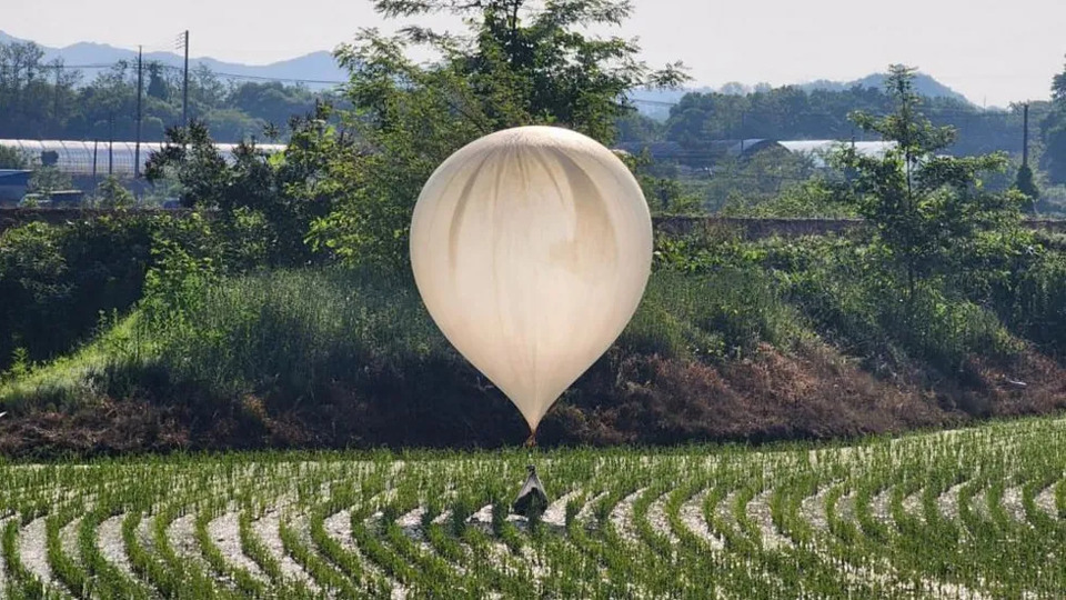 Kuzey Kore, Güney Kore'nin sınır şehirlerine balonlarla çöp gönderdi