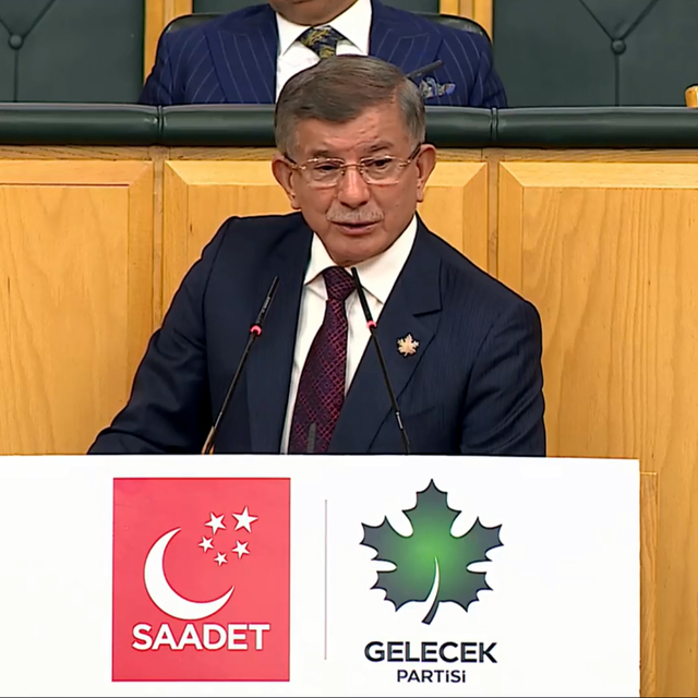 Davutoğlu'dan hükümete Gazze eleştirisi: Dizilerin hayal dünyasından uyanıp Gazze'nin gerçeğine dönün
