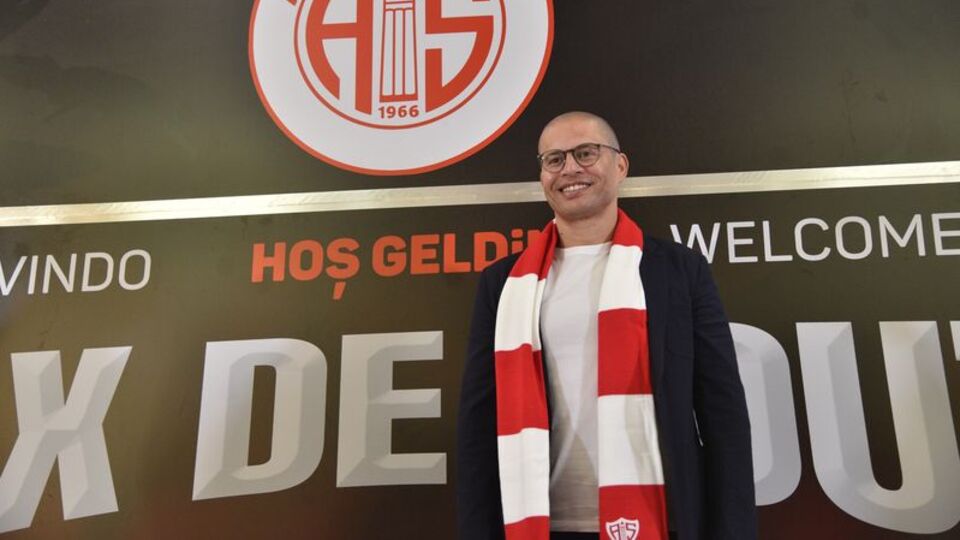 Alex, Antalyaspor'a imzayı attı!