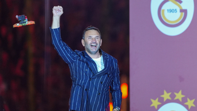 Okan Buruk'la imzalar atılıyor