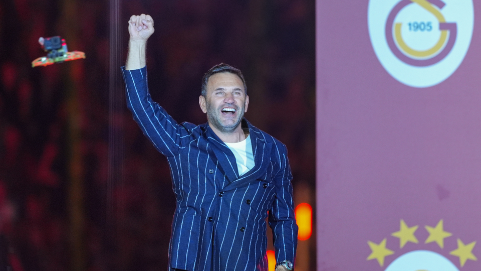 Okan Buruk'la imzalar atılıyor