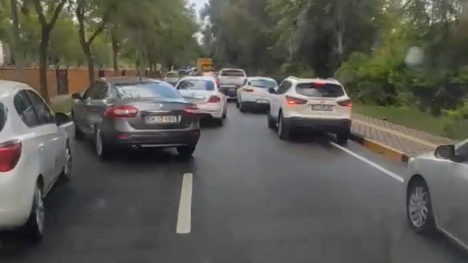 Siren sesini duyunca fermuar sistemine geçtiler!