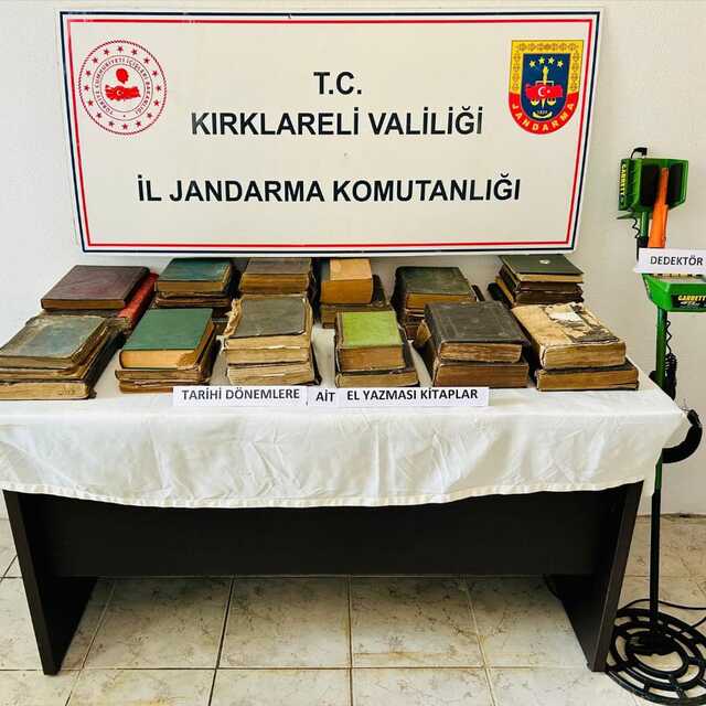 Kaçak kazıya suçüstü: 43 el yazması kitap ele geçirildi