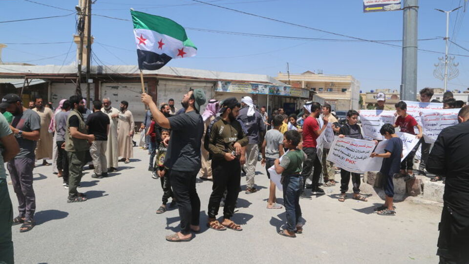 Suriye'nin kuzeyinde 'sözde seçim' protestosu
