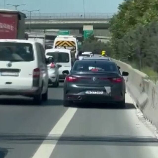 Ambulansa ısrarla yol vermediler