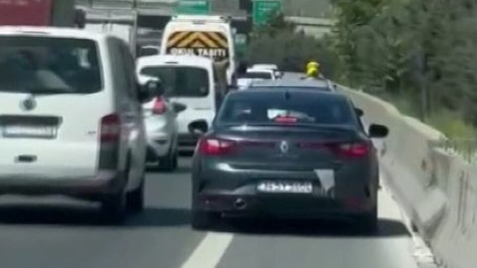 Ambulansa ısrarla yol vermediler