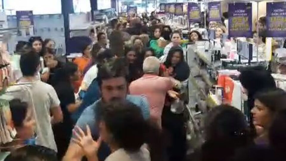 Kozmetik mağazasında 'indirim' izdihamı