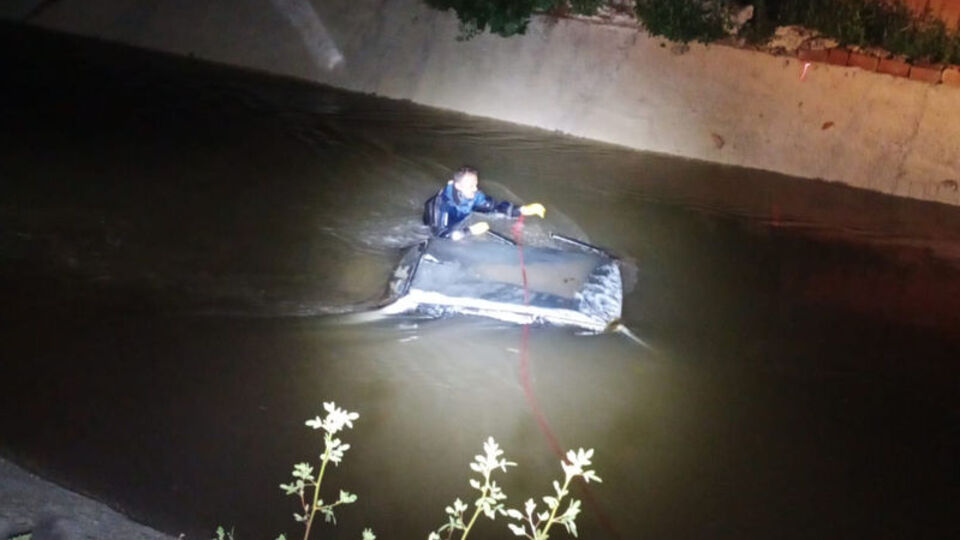 Otomobille sulama kanalına uçtu: 2 ölü