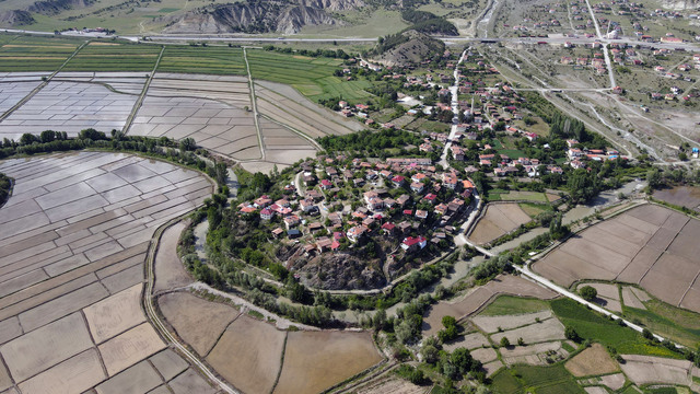 3 tarafı suyla kaplandı... Köy yarımadaya dönüştü