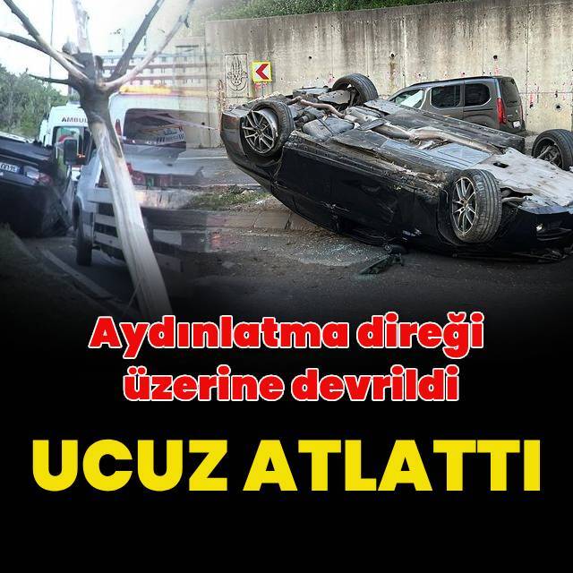 Aydınlatma direği otomobilin üzerine devrildi