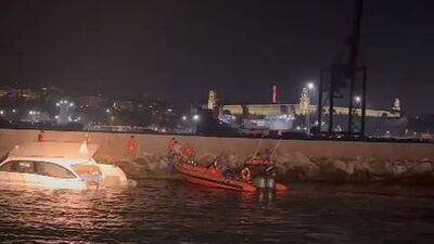 Kayalıklara çarpan tekneden 10 kişi kurtarıldı