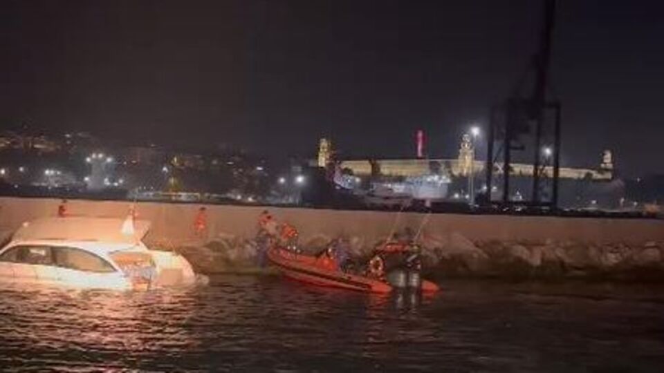 Kayalıklara çarpan tekneden 10 kişi kurtarıldı