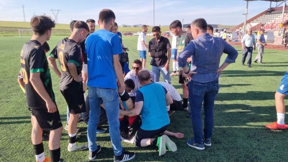 İki futbolcu sıcaktan baygınlık geçirdi