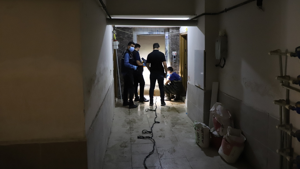 Kötü koku ortaya çıkardı: Asansör boşluğundan bulundu