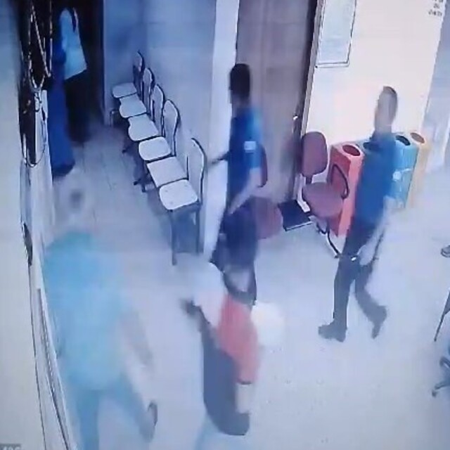 İstediği ilacı yazmayan doktora saldırdı