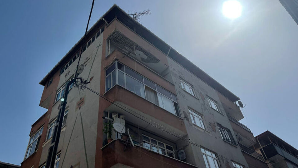 Balkon çöktü bina boşaltıldı!