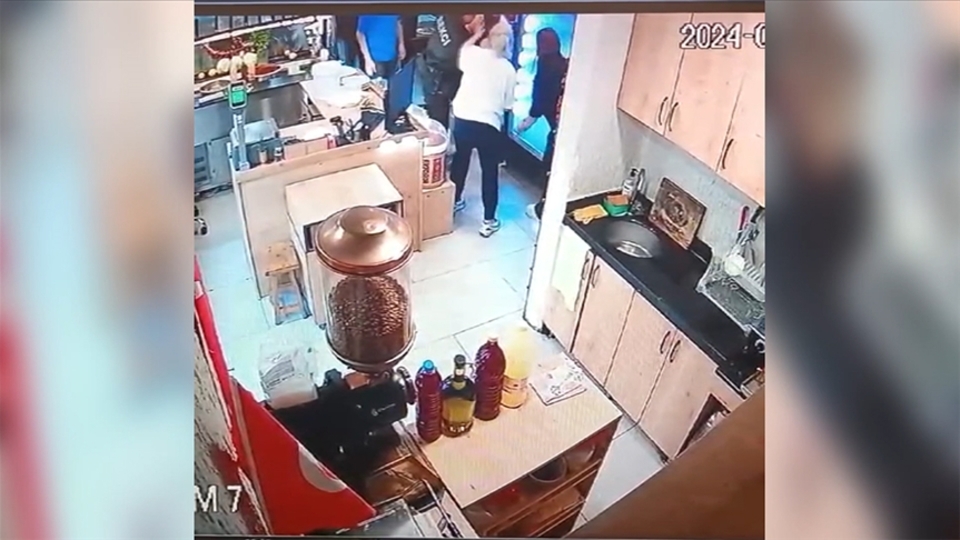 Boğazına yemek kaçan çocuğu bekçi kurtardı