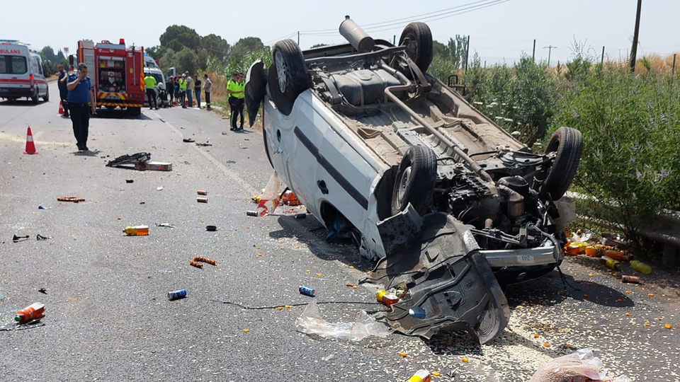 Manisa'da feci kaza: 1 ölü, 4 yaralı