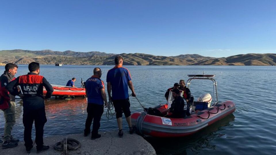 Feribottan Keban Baraj Gölü'ne atladı