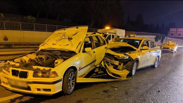 Arıza yapan otomobile taksi çarptı: 2 yaralı