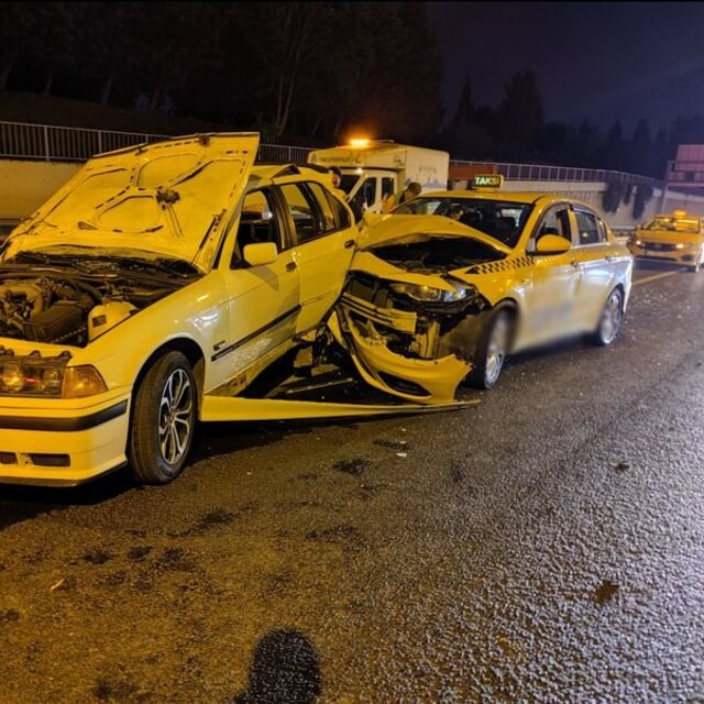 Arıza yapan otomobile taksi çarptı: 2 yaralı