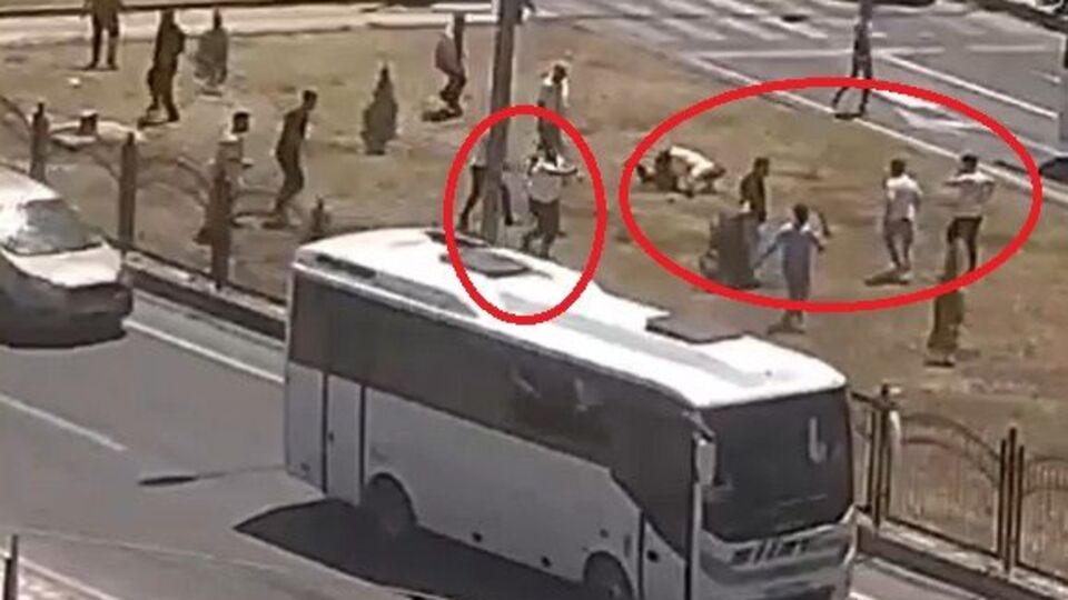 Silah da bıçak da kullandılar! 'Yol verme' kavgası savaşa döndü! Yaralılar var!