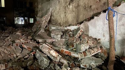 Fatih'te istinat duvarı çöktü