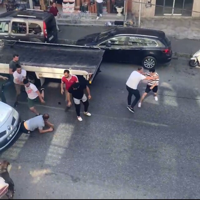 Görüntüler İstanbul'dan: Yere yatırıp defalarca tekmelediler