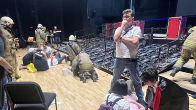 Led ekran öğrencilerin üzerine düştü: Yaralılar var