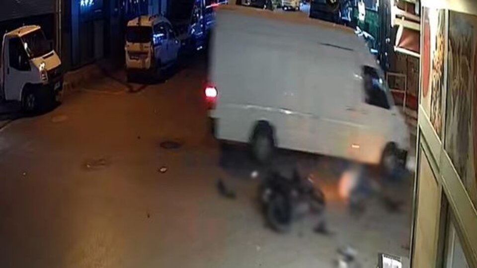 Minibüse çarpan motosiklet sürücüsü kurtarılamadı
