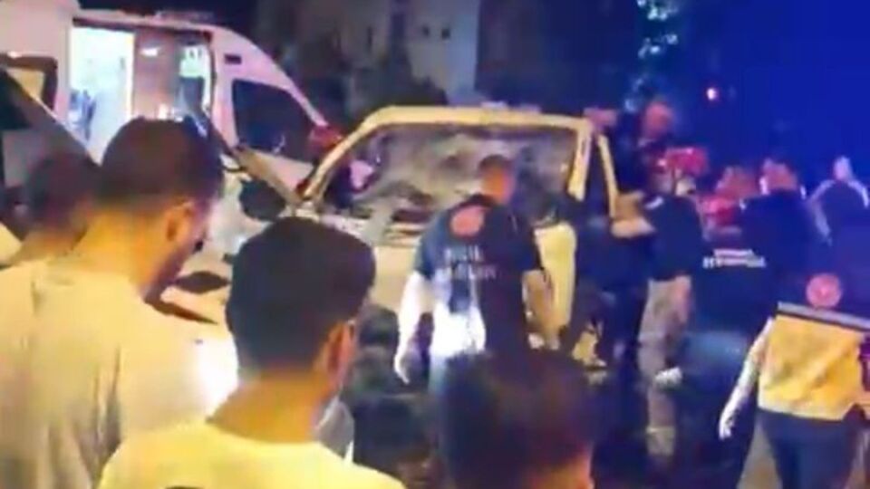 Kamyonet, işçi servisine çarptı: 2'si ağır 8 yaralı