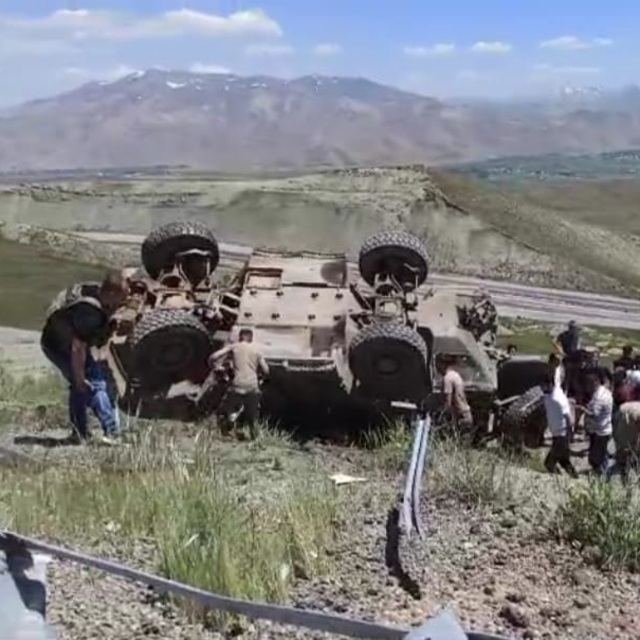 Van'da askeri araç devrildi: 4 yaralı
