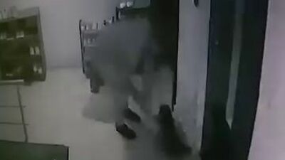 Vicdansız! Kediye sopayla saldırdı