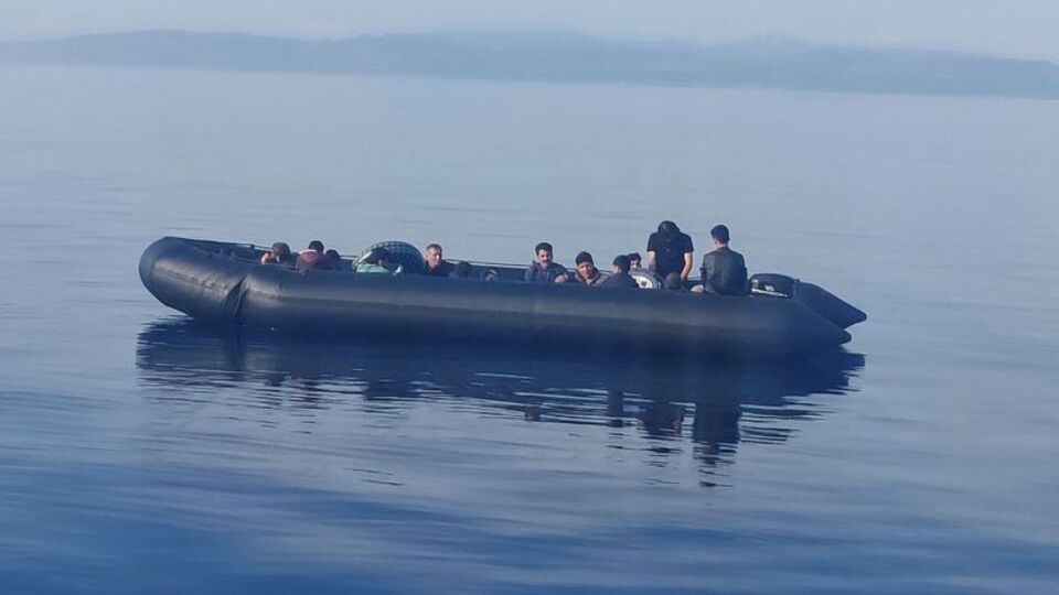 Ayvalık açıklarında 22 düzensiz göçmen kurtarıldı