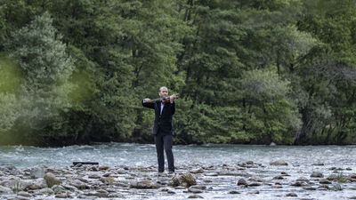 Munzur Çayı ortasında keman resitali