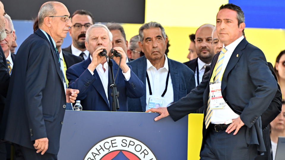 Aziz Yıldırım kongreyi terk etti!