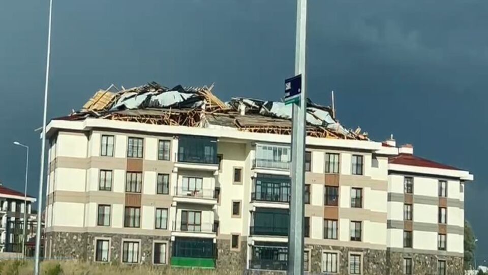 Çatılar uçtu, yollar göle döndü