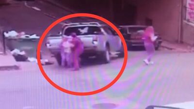 Geri manevra yaparken 2 kişiyi yaraladı