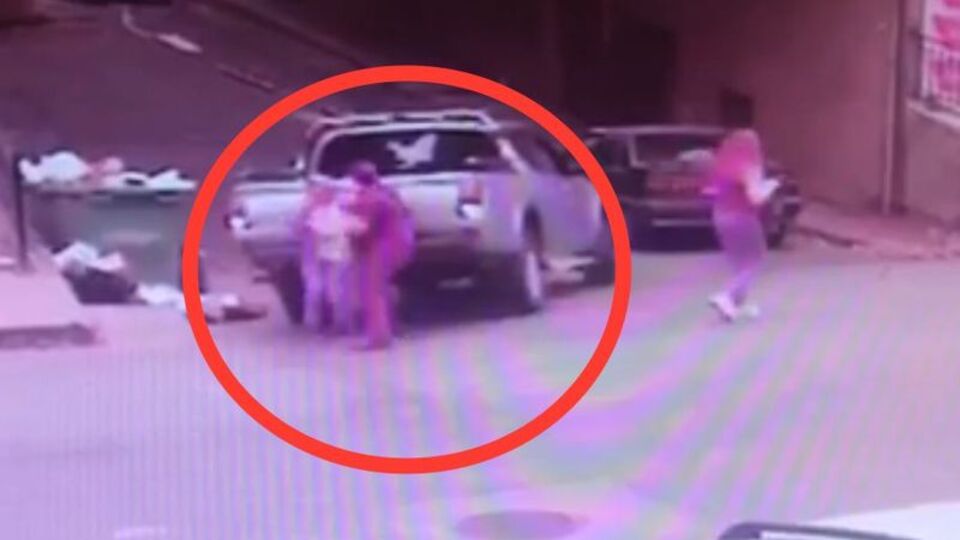 Geri manevra yaparken 2 kişiyi yaraladı