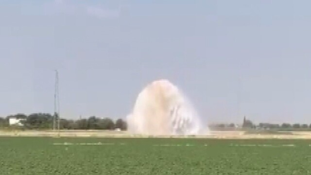 Bomba gibi patladı: Dev obruk oluştu