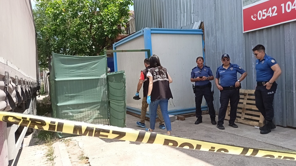 Silahını temizlerken ortağının oğlunu vurdu