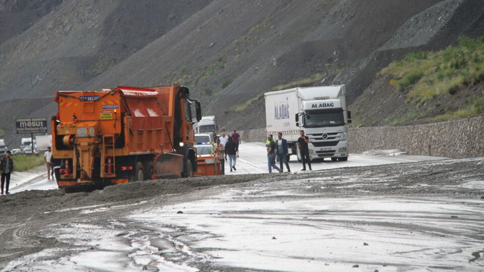 Erzincan-Sivas yolu kapandı
